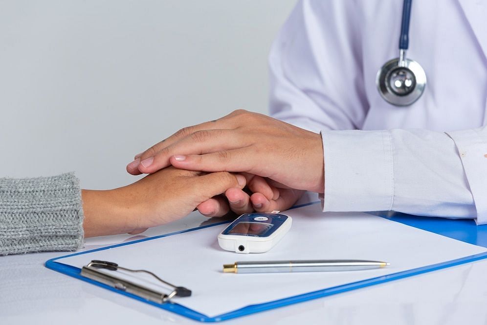 Experts suggest certain supplements help manage blood sugar. (Image via freepik/jcomp)